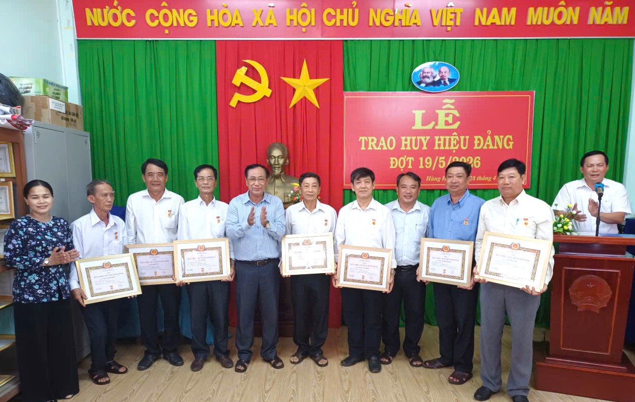 Hùng Hoà: Tổ chức Lễ trao Huy hiệu Đảng đợt 19/5 cho đảng viên