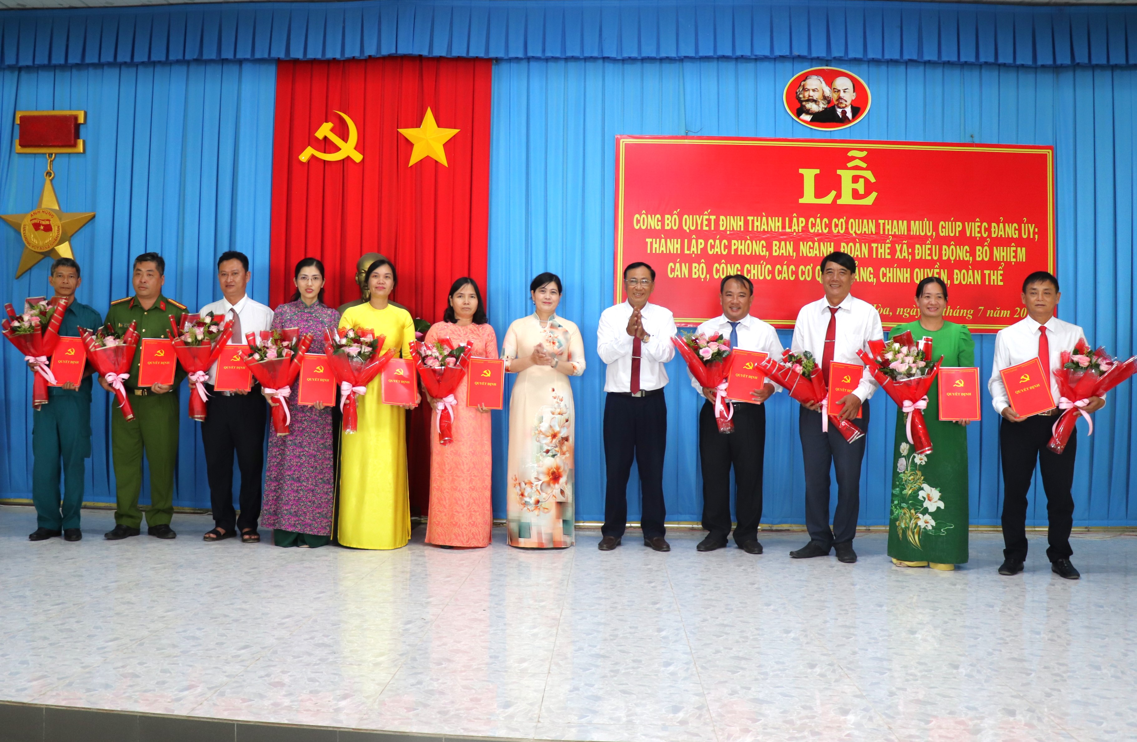        Hùng Hòa: Tổ chức Lễ công bố quyết định về việc thành lập các cơ quan tham mưu, giúp việc Đảng ủy; thành lập các phòng, ban, ngành, đoàn thể xã; điều động, bổ nhiệm cán bộ, công chức các cơ quan Đảng, Chính quyền, Đoàn thể.
