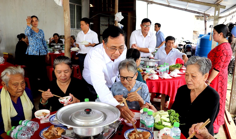 Hùng Hòa: Tổ chức “Bữa cơm tri ân” nhân kỷ niệm 78 năm ngày Thương binh - Liệt sĩ (27/7/1947 - 27/7/2025)

