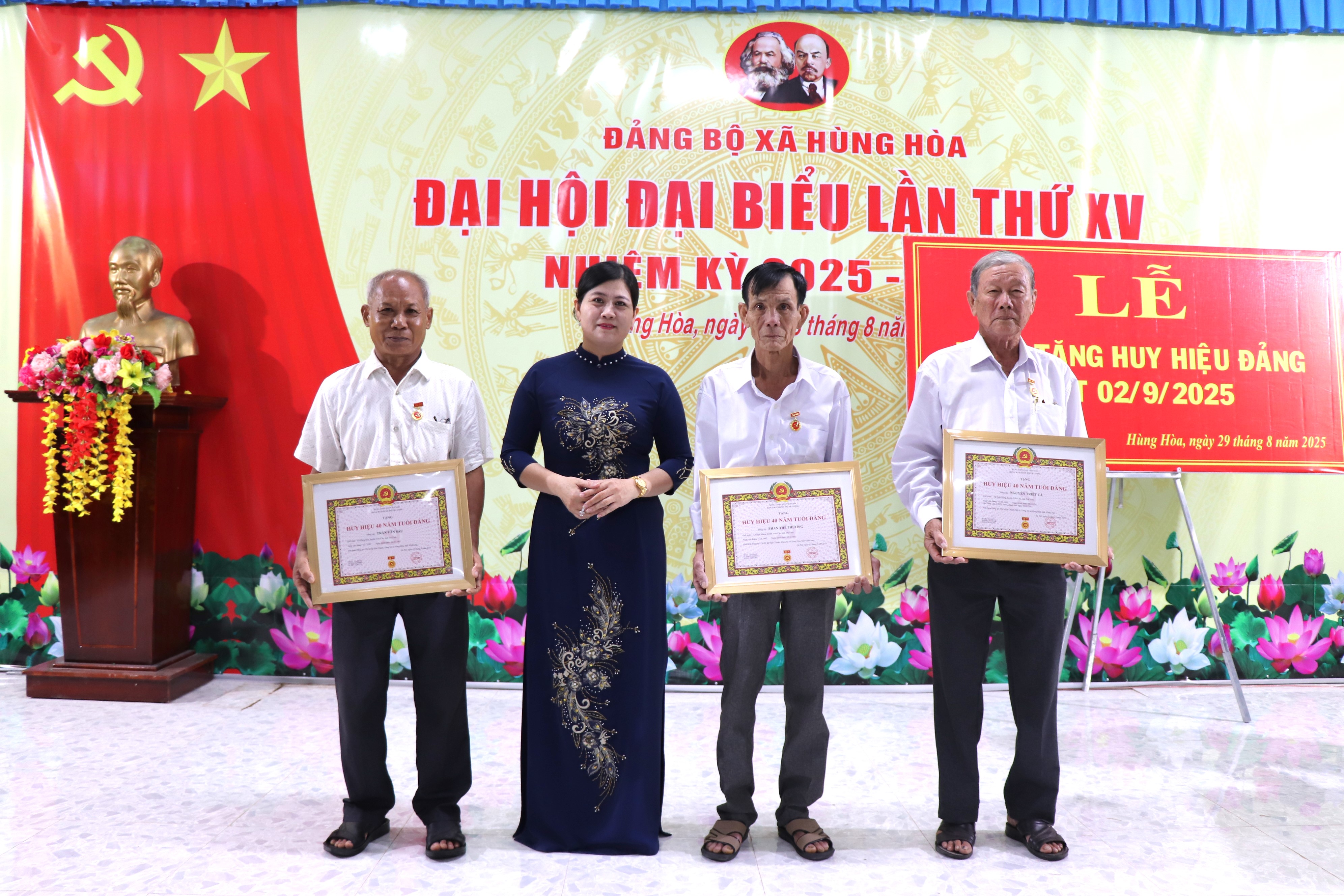 Hùng Hòa: Tổ chức Lễ trao tặng Huy hiệu Đảng, đợt 02/9/2025