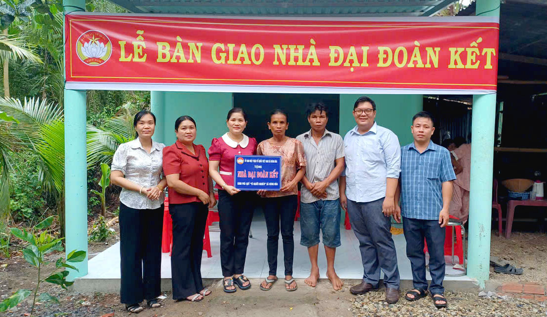 Hùng Hòa: Bàn giao nhà Đại đoàn kết cho hộ cận nghèo