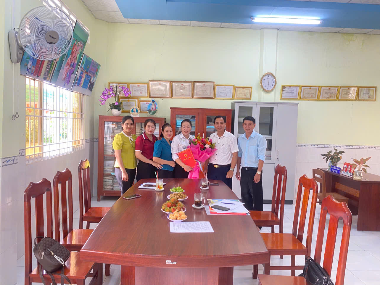 Hùng Hòa: Tổ chức công bố và trao Quyết định bổ nhiệm viên chức.