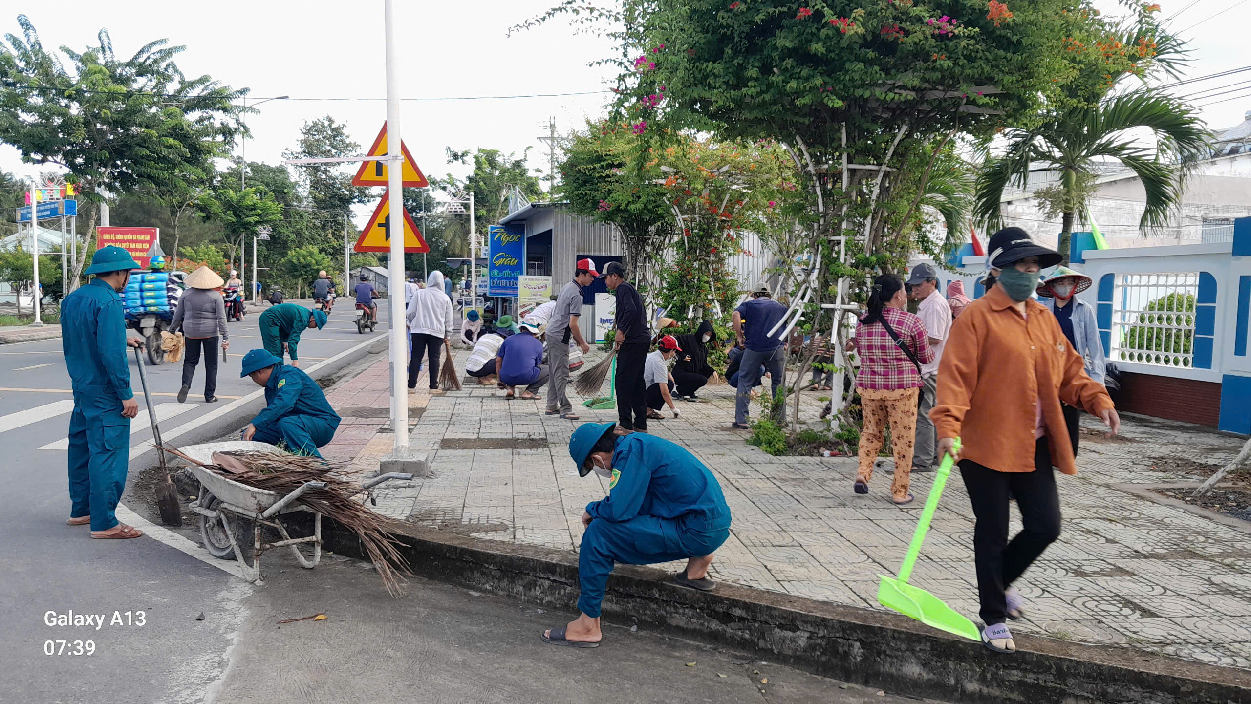 Hùng Hòa: Tổ chức tuần lễ cao điểm thực hiện tổng vệ sinh, chỉnh trang cảnh quan môi trường trên địa bàn xã