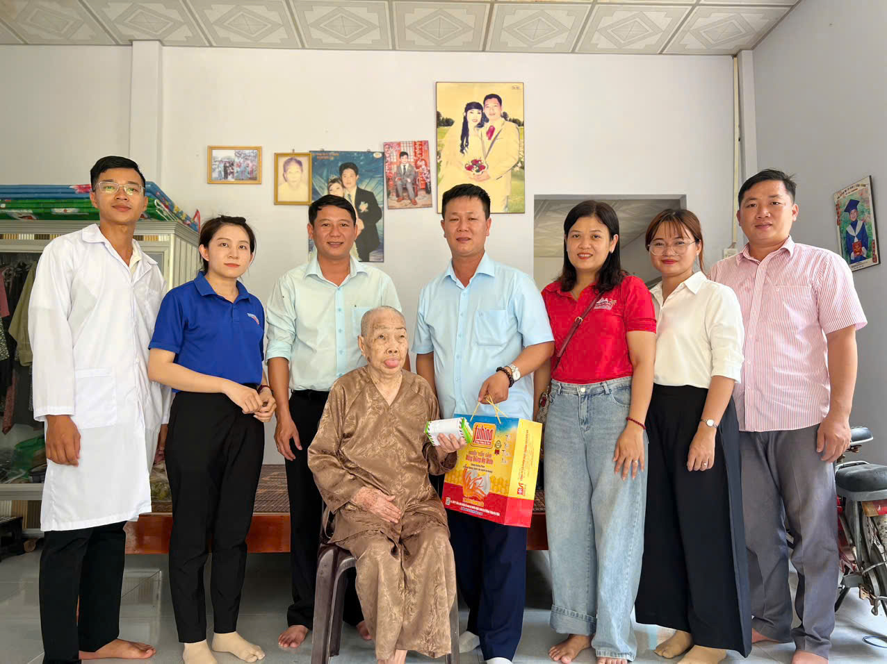 Hùng Hòa: Trung tâm Điều dưỡng Người có công tỉnh Vĩnh Long thăm Mẹ Việt Nam anh hùng tại xã Hùng Hòa